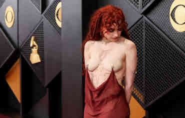 Chappell Roan op de Grammy Awards, incl. klemmen