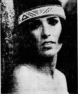 Sacheen Littlefeather als Indiaans model in krant (1969)